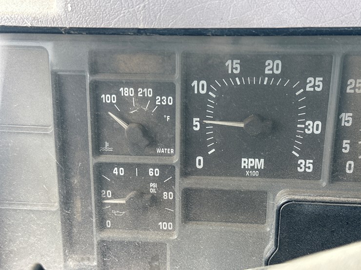 1995-international-8100-image-53