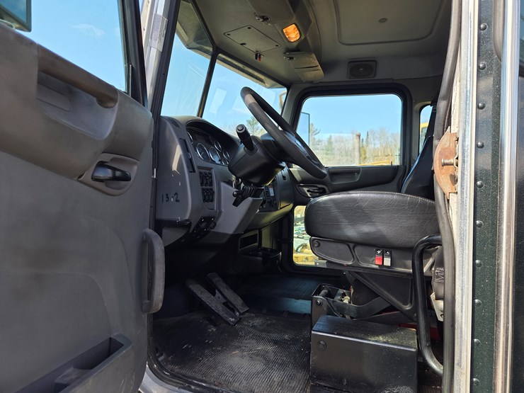 2013-peterbilt-337-image-46