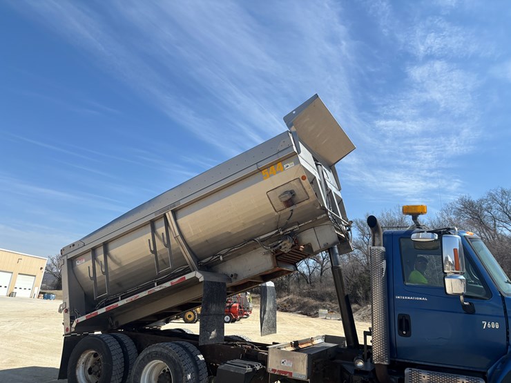 2006-international-7600-image-156