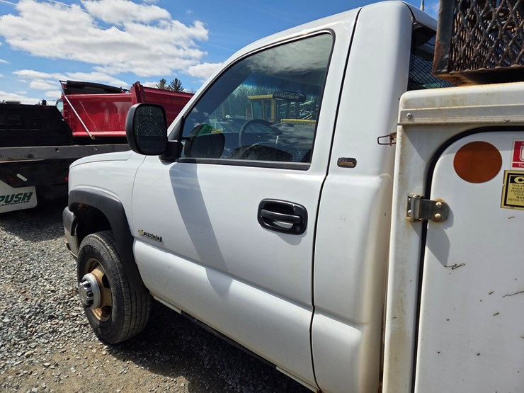 2003-chevrolet-3500-image-17