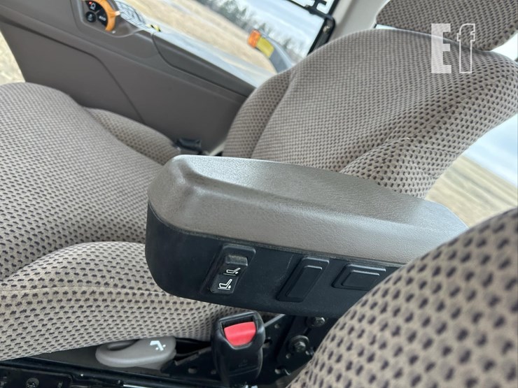 2014-john-deere-8320r-image-55