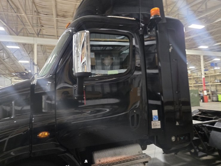 #2295-•-2016-freightliner-cascadia-day-cab-truck-tractor-image-8