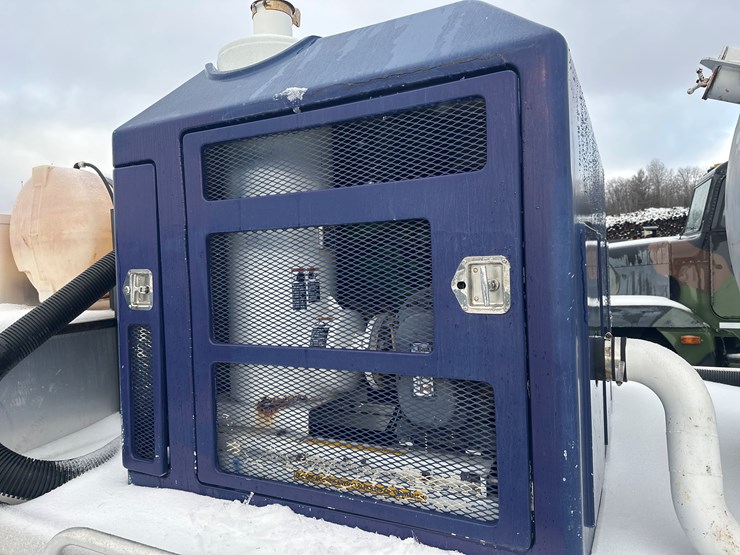 2012-massey-ferguson-8-image-20