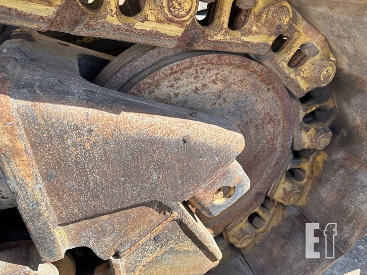 2011-caterpillar-d6t-image-38