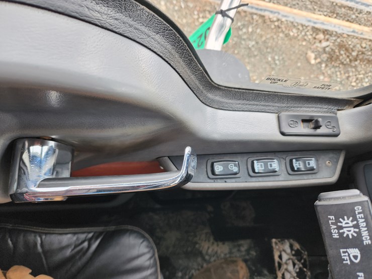 2014-massey-ferguson-8-image-31