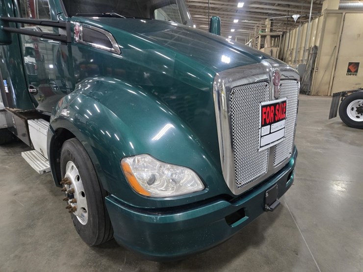 2017-kenworth-t680-image-10