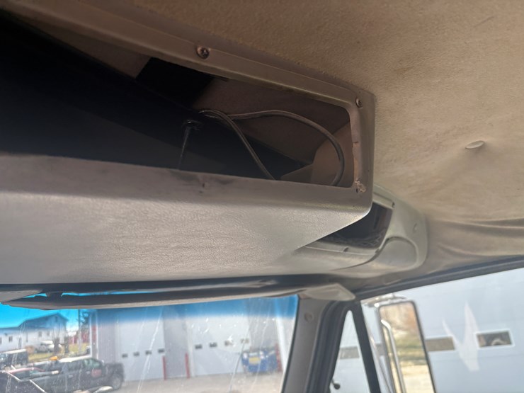 1999-sterling-l9513-image-38