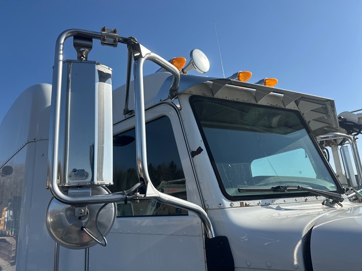 2013-peterbilt-365-image-11