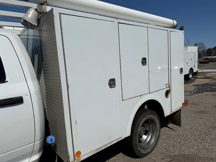 #1064-•-2015-ram-5500-heavy-duty-service-truck-image-11