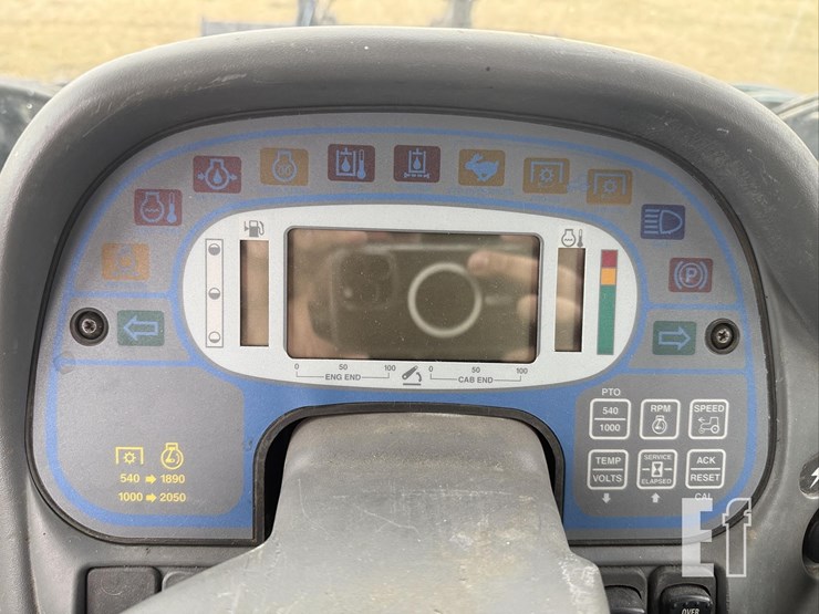 new-holland-tv140-image-39