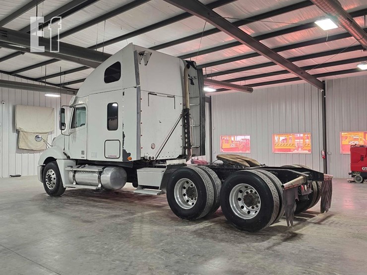 2009-freightliner-columbia-120-image-4