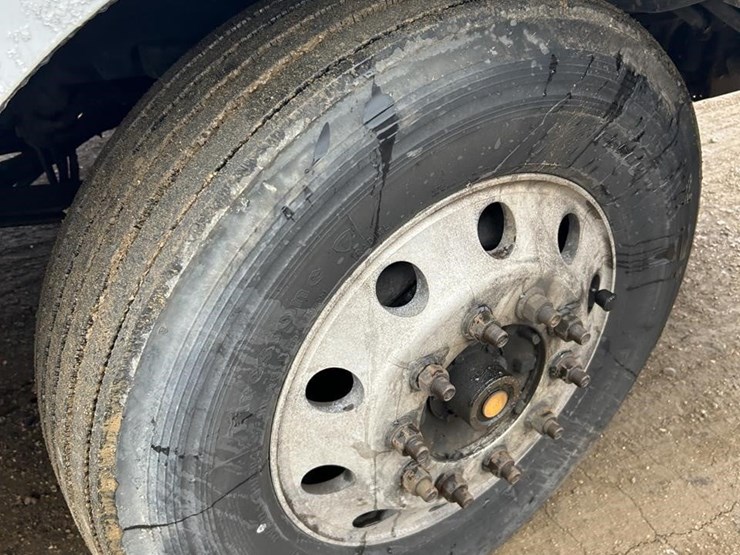 2015-volvo-vnl62t630-image-25