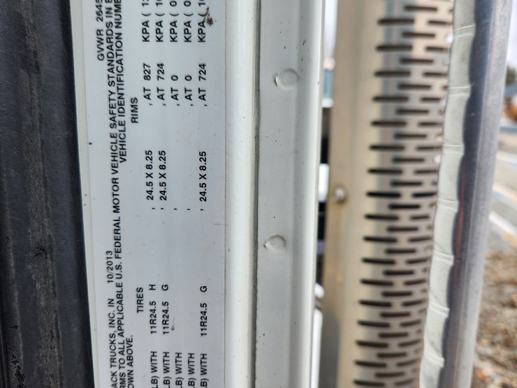 2014-massey-ferguson-8-image-42