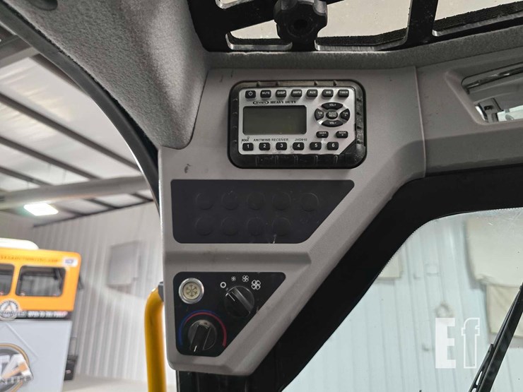 2021-jcb-3ts-8t-image-17