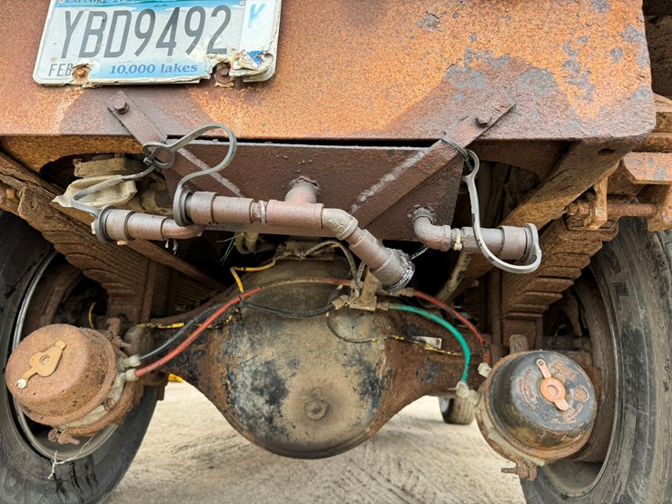 1977-ford-8000-image-33