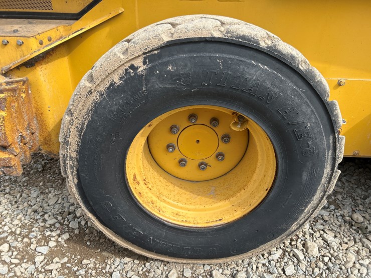 2020-deere-332g-image-55