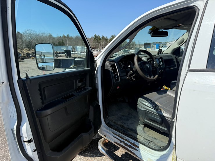 #1060-•-2015-ram-5500-heavy-duty-service-truck-image-31