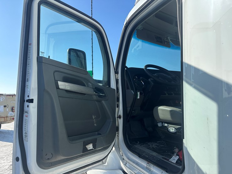 2017-kenworth-t680-image-28