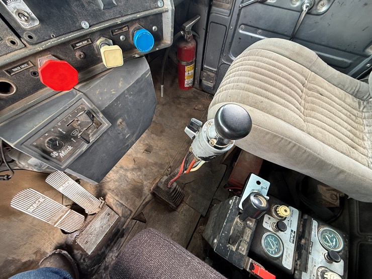 #1056-•-1989-mack-quad-axle-dump-truck-image-48