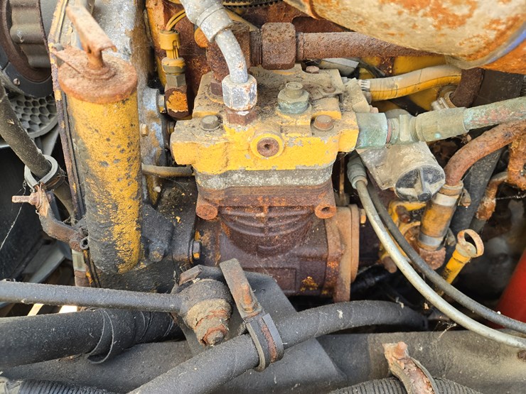 #1515-•-2005-international-9400i6x4-sleeper-cab-truck-tractor-image-32