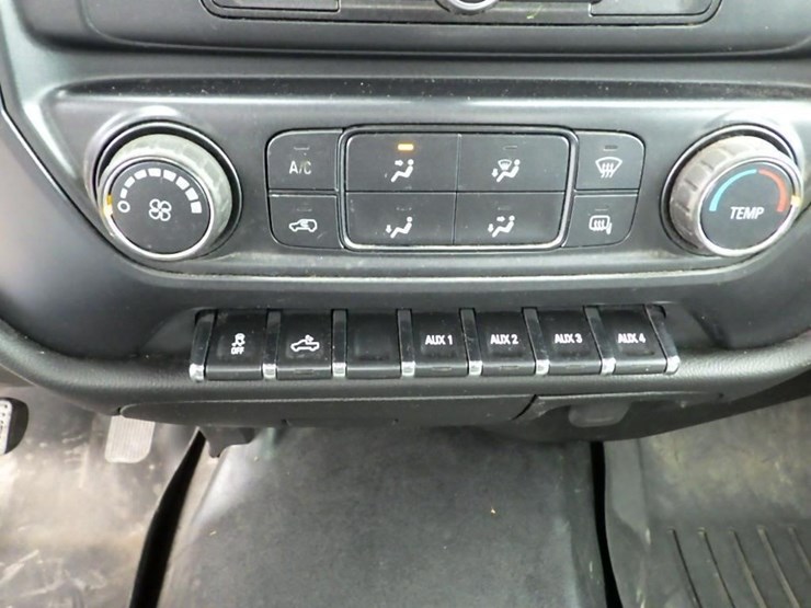 2017-chevrolet-2500-image-34