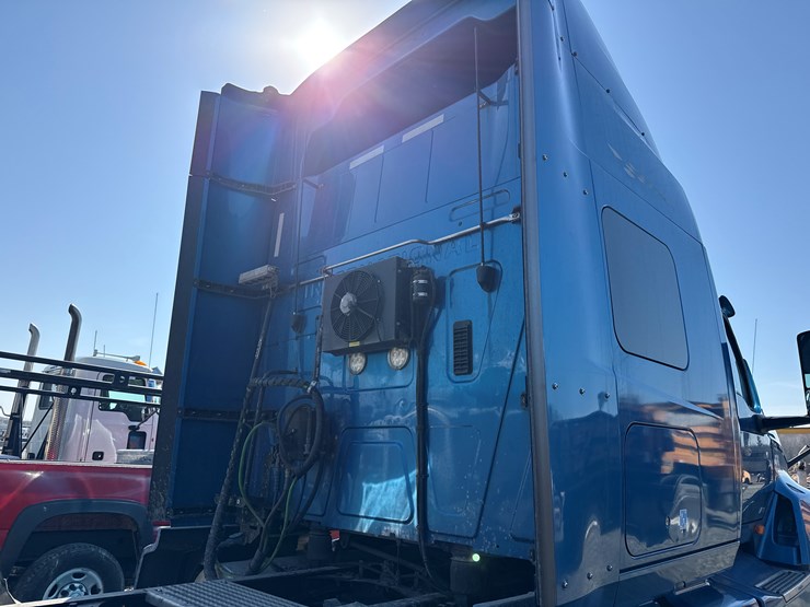 #2199-•-2020-international-a26-sleeper-cab-truck-tractor-image-20