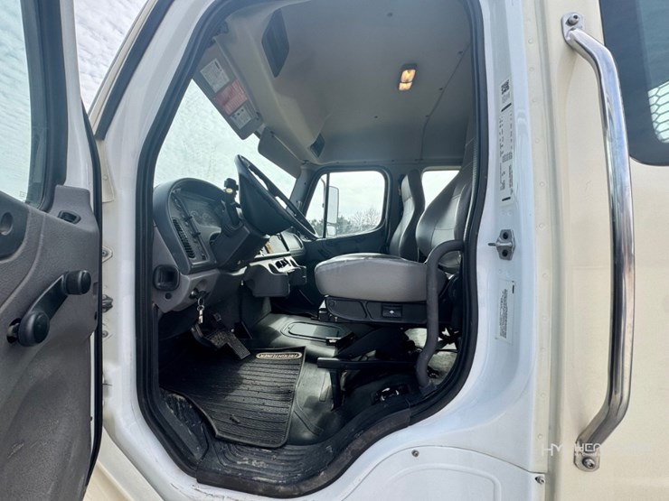 2023-freightliner-m2-106-image-59