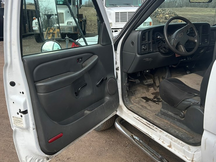 2004-chevrolet-3500-image-49