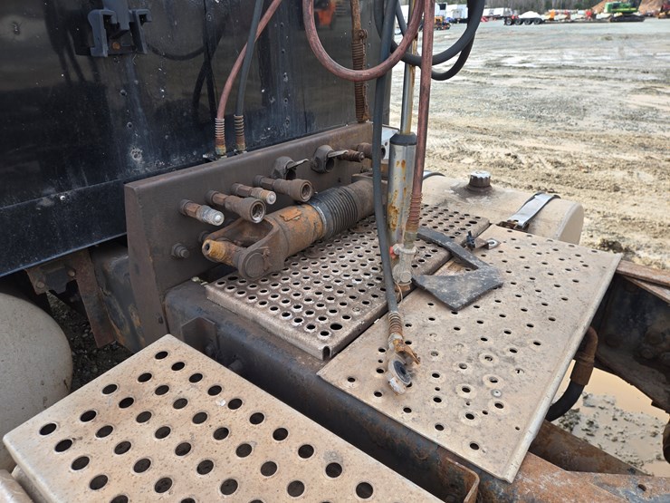 2014-massey-ferguson-8-image-23