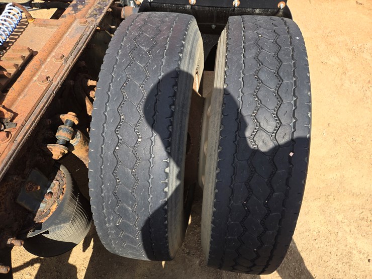 #1515-•-2005-international-9400i6x4-sleeper-cab-truck-tractor-image-60