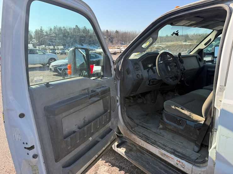 2012-ford-f550-xl-image-31