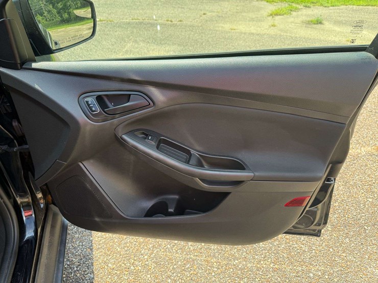 2017-ford-focus-4-door-sedan-(42,593-miles)-image-15