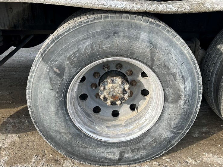 #2237-•-2006-mack-tri-axle-concrete-placement-truck-image-95