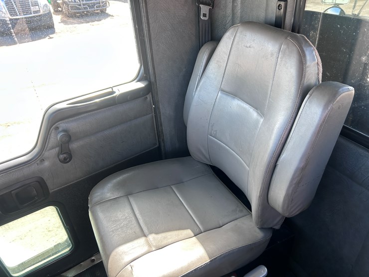 #1679-•-2004-kenworth-flatbed-truck-image-32