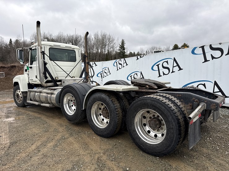 2014-massey-ferguson-8-image-3