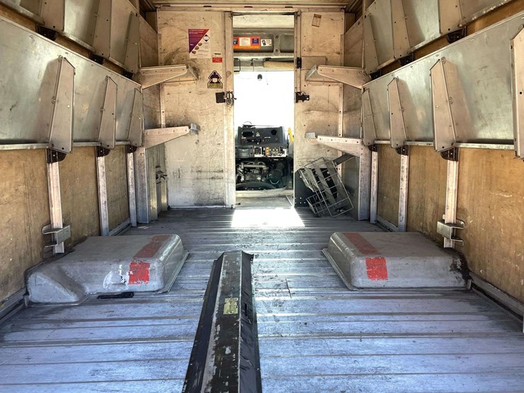 2013-isuzu-reach-image-13