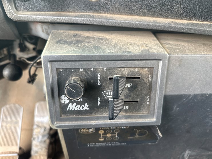 1986-mack-dm686s-image-33
