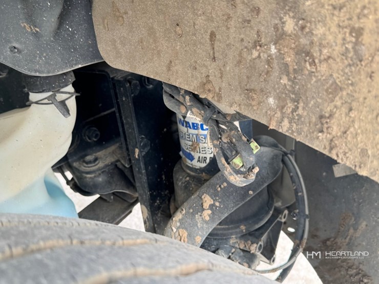 2023-freightliner-m2-106-image-32