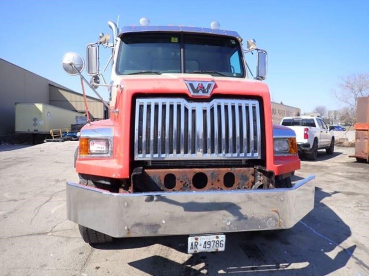 2017-western-star-4700sb-image-2