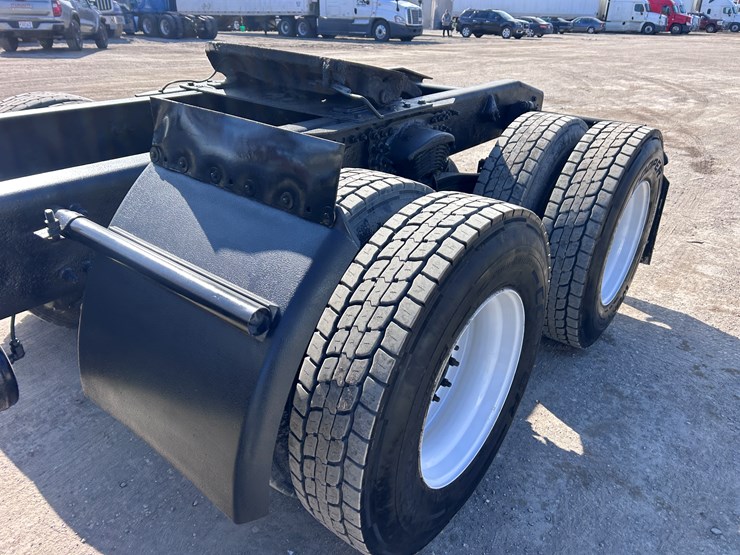 #1680-•-2003-freightliner-day-cab-truck-tractor-image-14