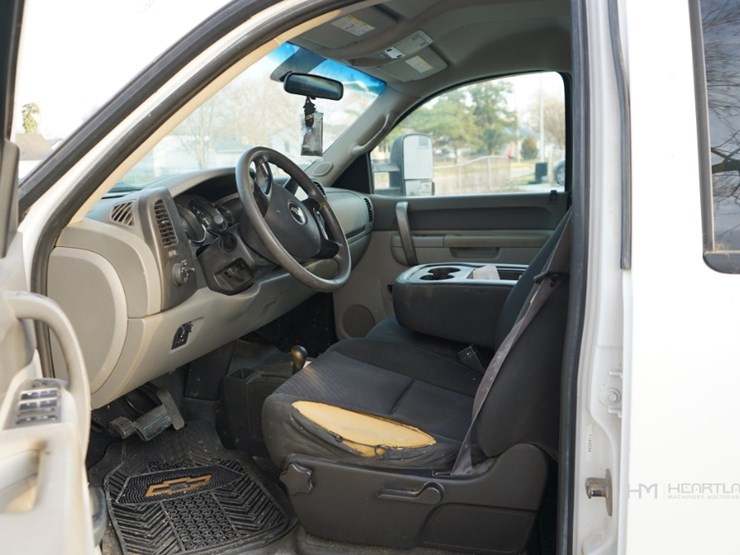 2011-chevrolet-3500hd-image-8