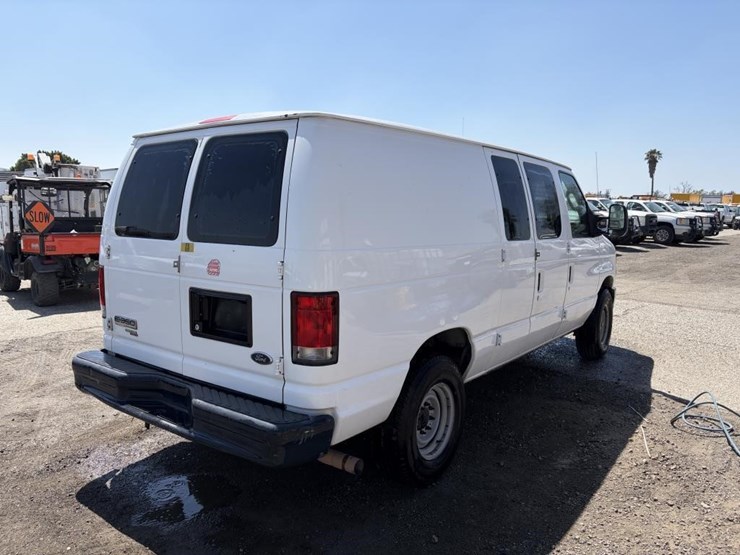 2011-ford-e350-image-3