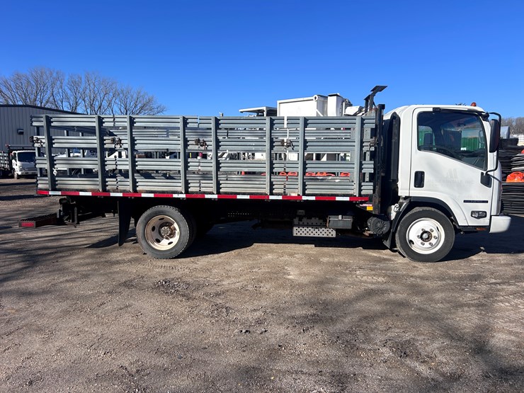 2013-isuzu-npr-image-6