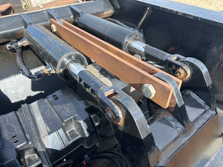 2010-massey-ferguson-8-image-17