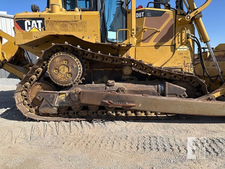 2011-caterpillar-d6t-image-36