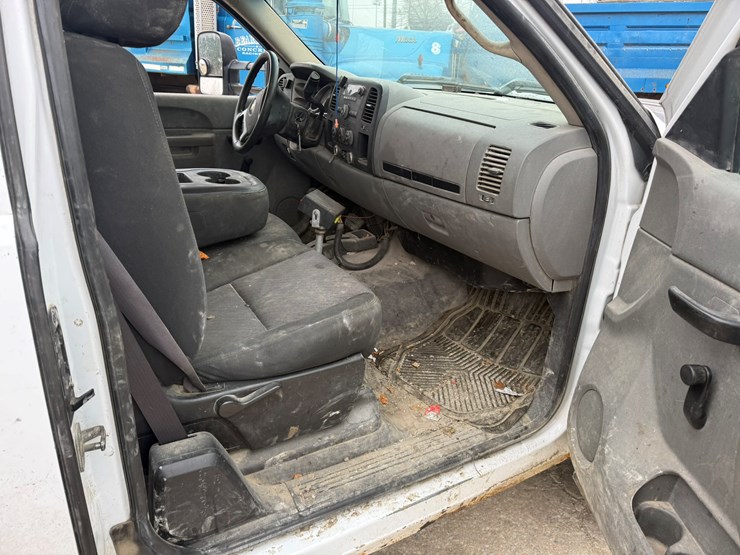 2012-chevrolet-3500-image-43