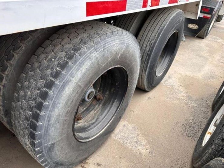 2008-peterbilt-335-image-54