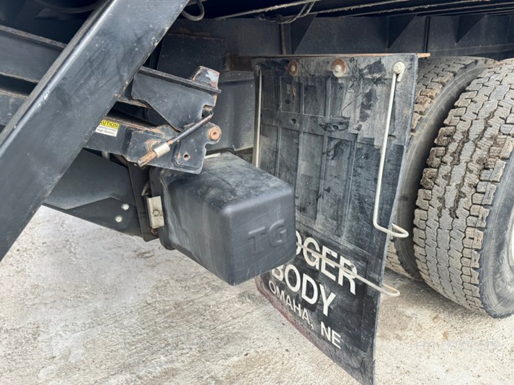 2023-freightliner-m2-106-image-24