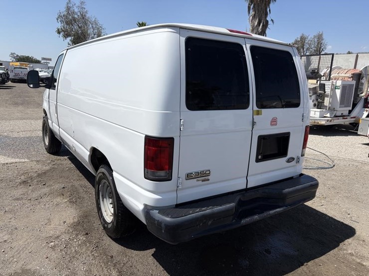 2011-ford-e350-image-4