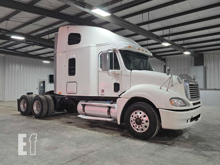 2009-freightliner-columbia-120-image-2